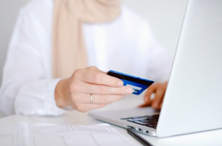 Person using a credit card to pay legal fees online