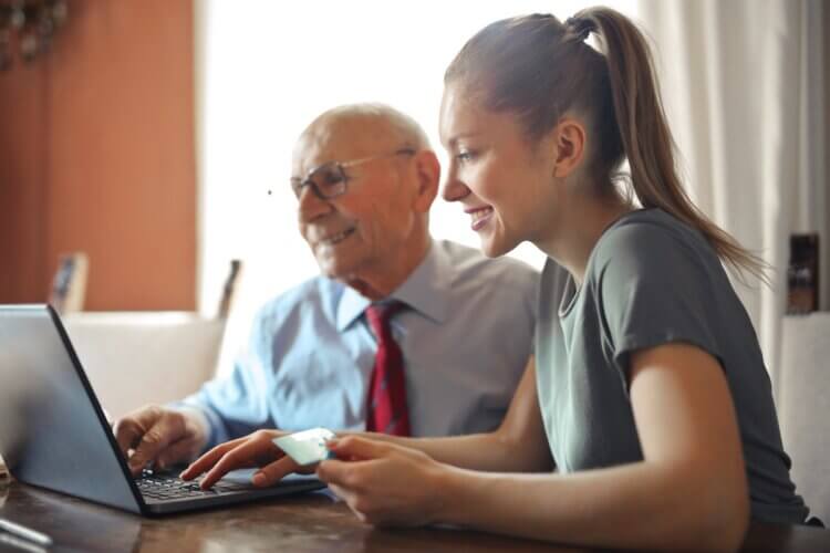 مرد و زن در حال پرداخت آنلاین صورتحساب با کارت اعتباری