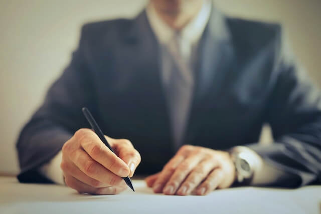 یک وکیل سال اول در حال امضای یک سند